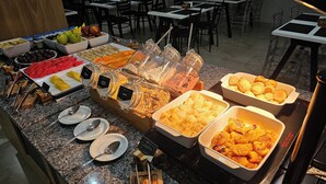 Un bufé con diversos alimentos y acompañamientos.