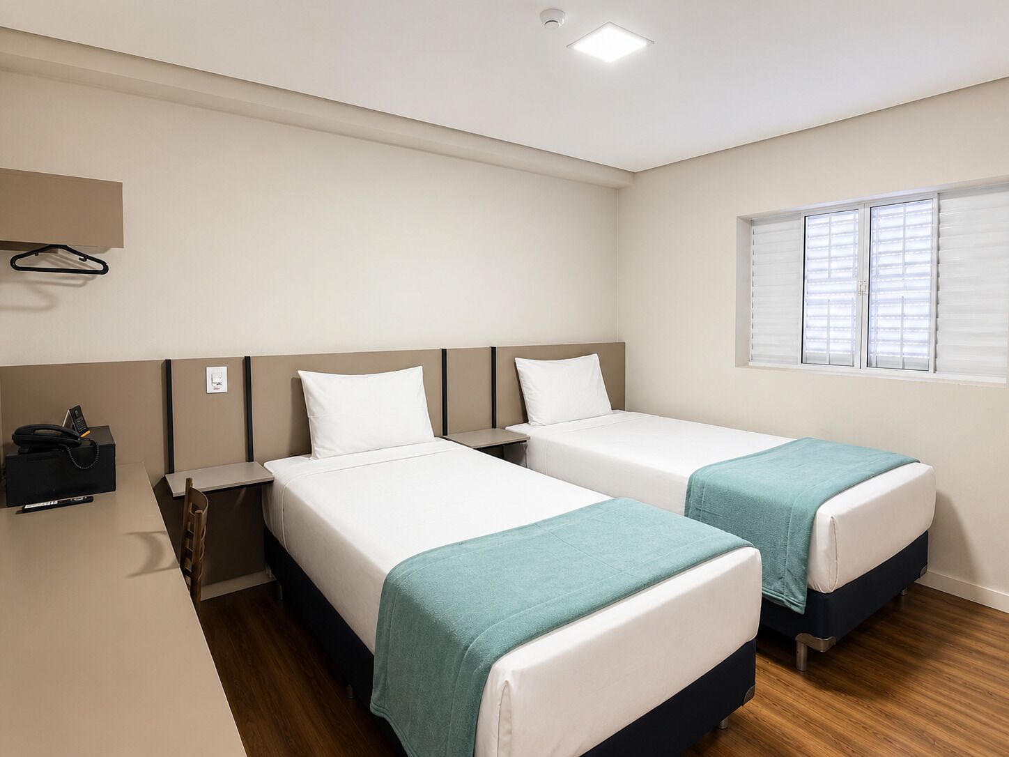 Quarto duplo standard | Espaço de trabalho para notebook, Wi-Fi de cortesia, roupa de cama