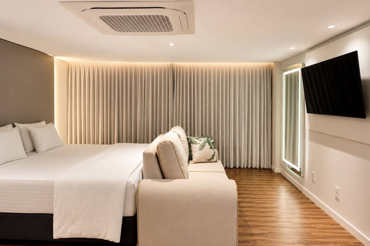 Premium Suite | Minibar, laptop workspace, WiFi (free), bed sheets