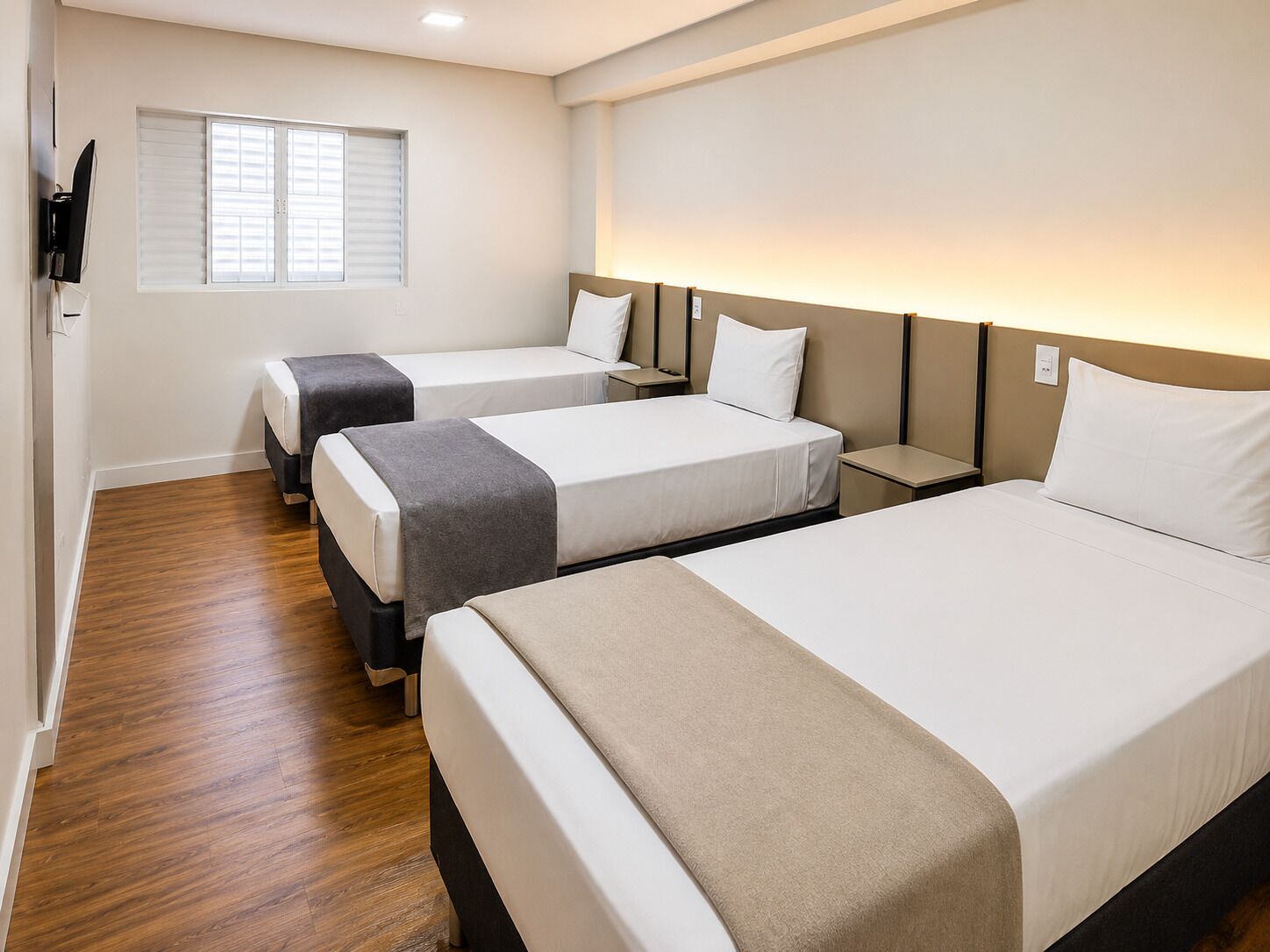 Quarto triplo standard | Espaço de trabalho para notebook, Wi-Fi de cortesia, roupa de cama