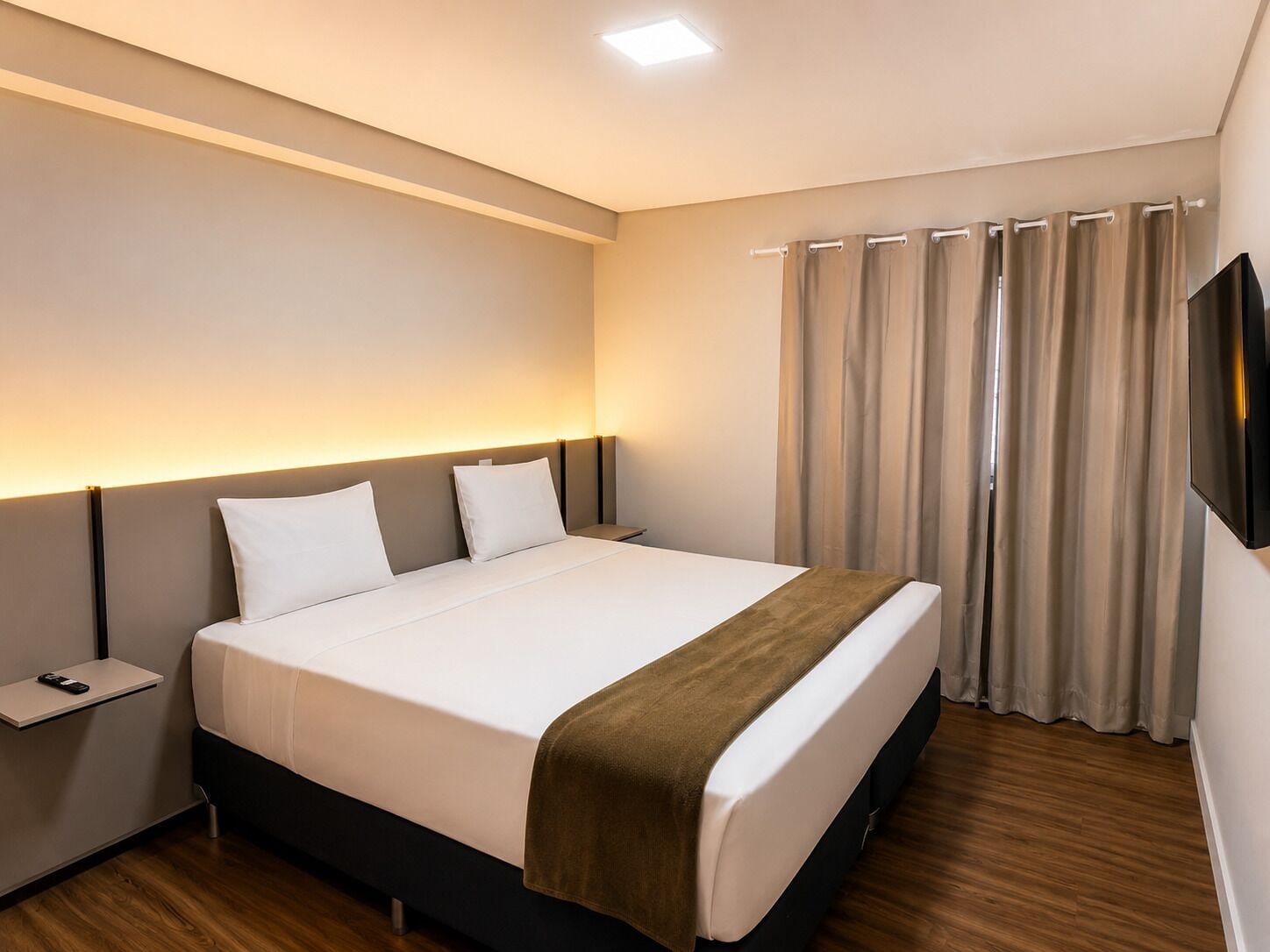 Quarto casal superior | Espaço de trabalho para notebook, Wi-Fi de cortesia, roupa de cama