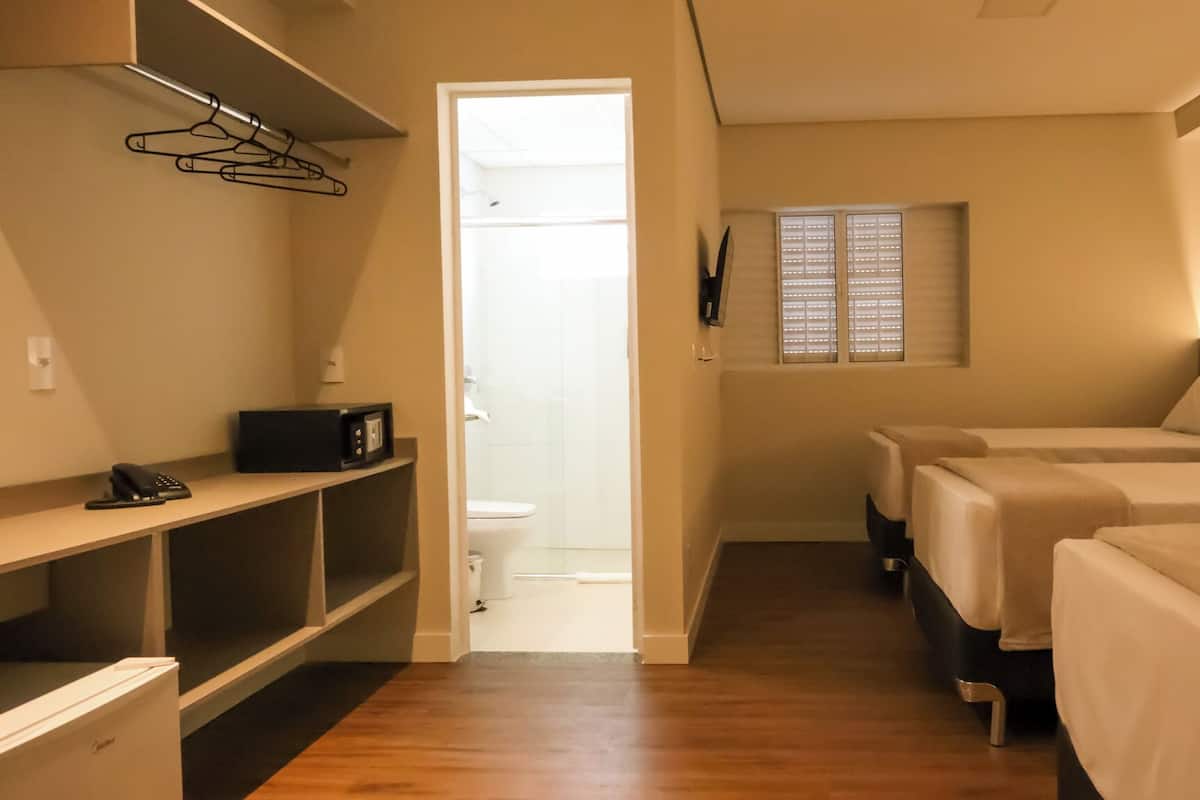 Habitación cuádruple estándar | Espacio para trabajar con laptop, wifi gratis y ropa de cama