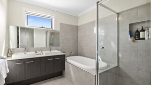 Shower, towels - Anderson Coastal Getaway (Torquay)