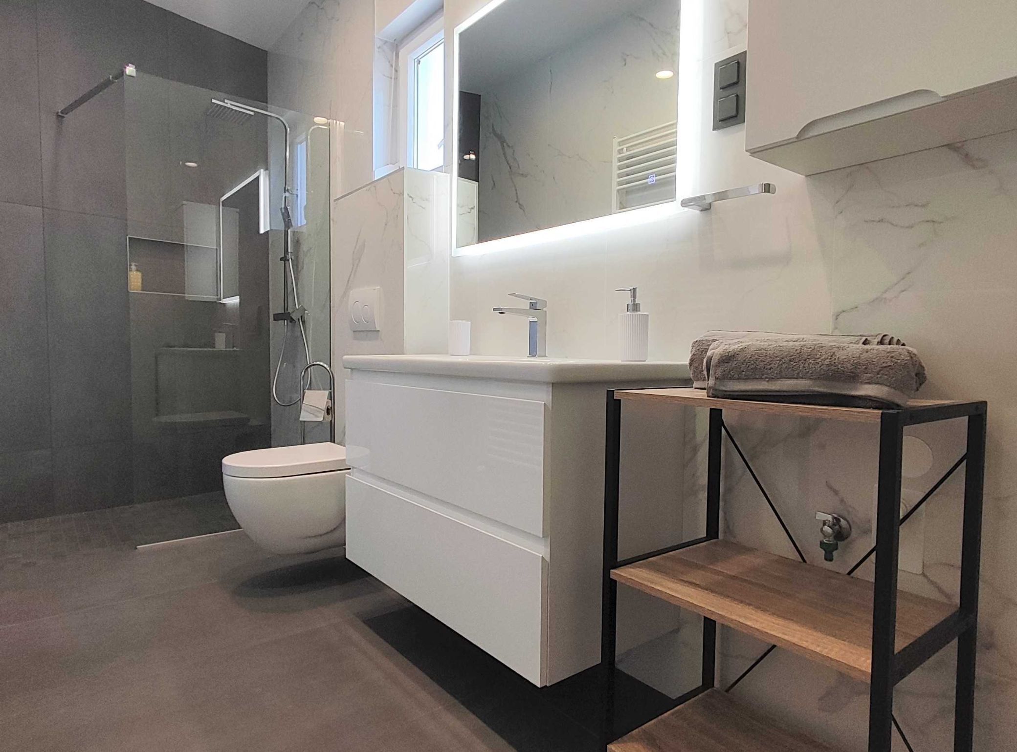 Apartment (Two Bedroom Apartment) | Bathroom | Shower, towels