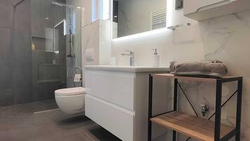 Apartment (Two Bedroom Apartment) | Bathroom | Shower, towels