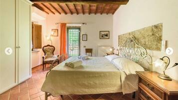 8 bedrooms, iron/ironing board, WiFi, bed sheets