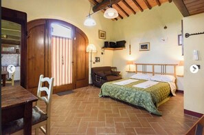 8 habitaciones, tabla de planchar con plancha, wifi y ropa de cama 