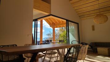 Superior chalet, uitzicht op meer | Woonruimte | Speelgoed