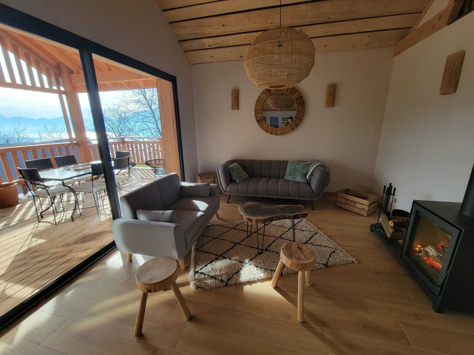 Chalet superior, vista al lago | Área de sala de estar | Juguetes 