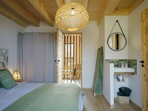 Superior Chalet, Lake View | Bathroom