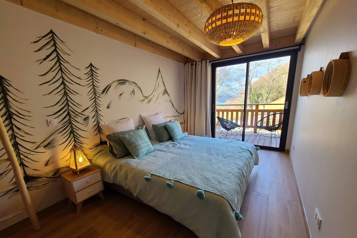 Superior Chalet, Lake View | 2 bedrooms, premium bedding, blackout drapes, soundproofing