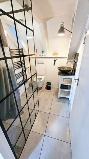 Doccia, asciugacapelli, asciugamani, sapone