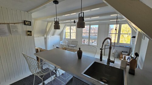 Historic Canal house from 1618/Ecolicious design joyjoyjoy top floor/Canal view