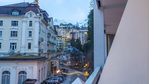 A view of a cityscape with buildings, a street, and a mountain in the background. - Apartment Bad Gastein Near Ski Lift (Bad Gastein)