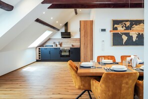 Apartamento Deluxe, 3 habitaciones | Cocina privada | Frigorífico, horno, placa de cocina y lavavajillas