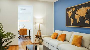 Una sala de estar moderna con un sofá, una mesa de centro y un mapa del mundo en la pared.