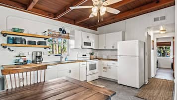 Kylskåp, mikrovågsugn, ugn och spishäll