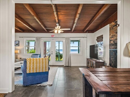 Cozy bayfront farmhouse!