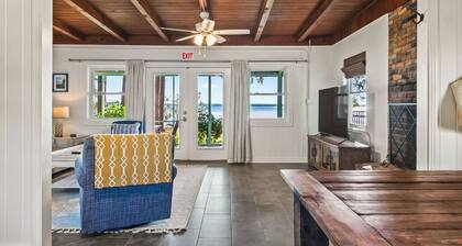 Cozy bayfront farmhouse!