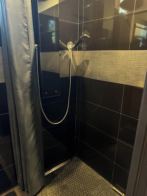 Serviettes fournies, savon, papier de toilette