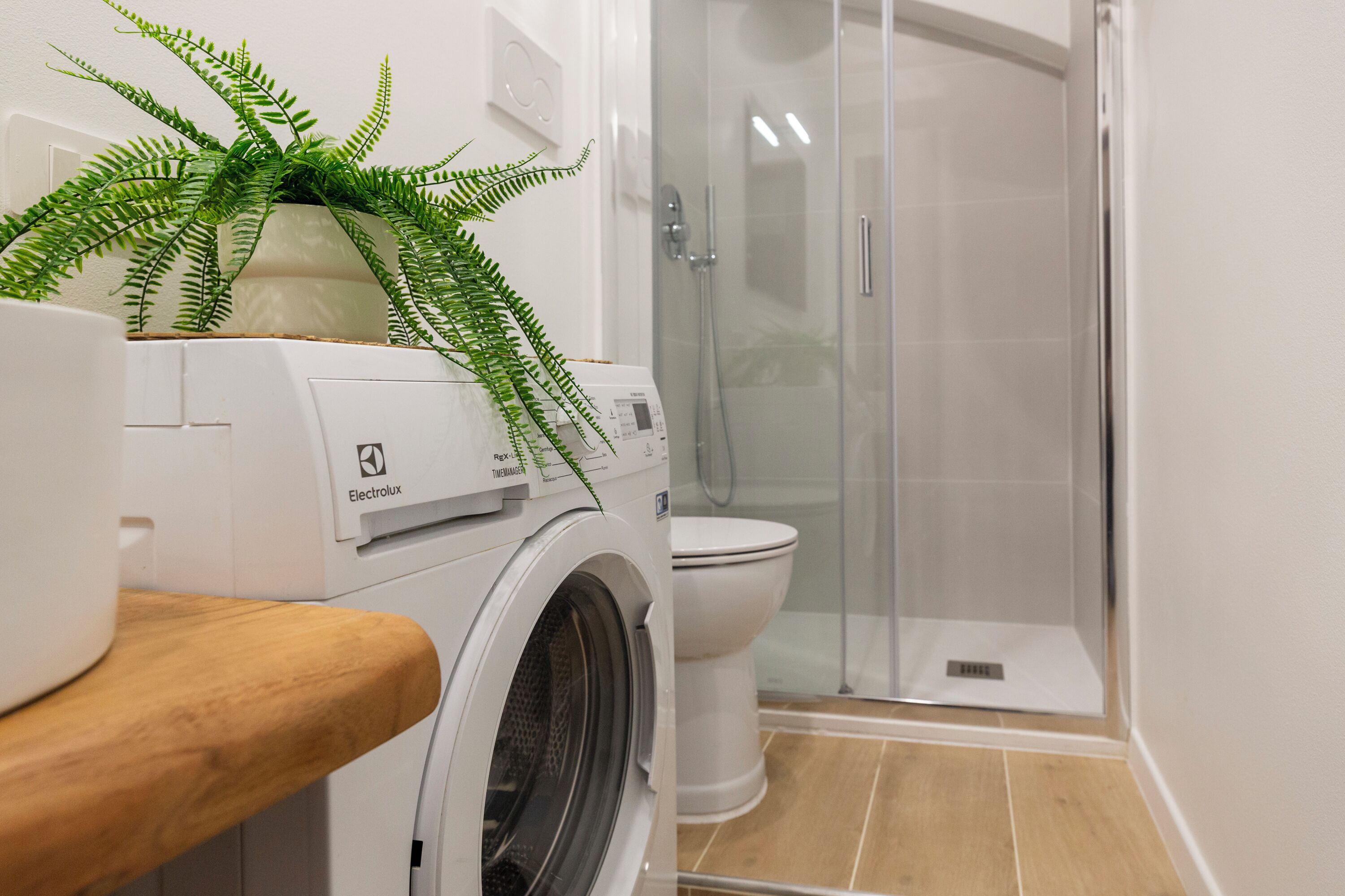 Comfort-studiolejlighed | Badeværelse | Bruser, gratis toiletartikler, hårtørrer, håndklæder
