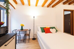 Comfort Studio | 1 bedroom, iron/ironing board, free WiFi