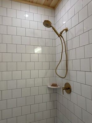 Een douche, een haardroger, zeep, toiletpapier