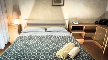 Tabla de planchar con plancha, wifi gratis y ropa de cama