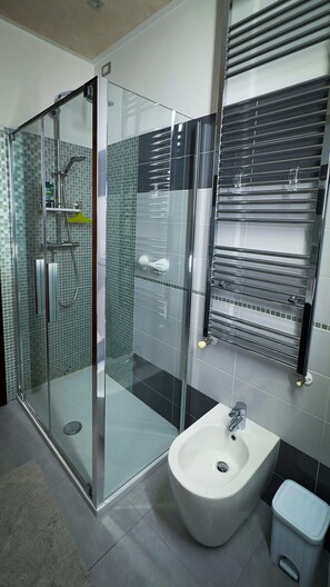 Gratis toiletartikelen, een haardroger, een bidet, handdoeken