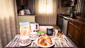 Microondas, horno, placa de cocina y lavavajillas