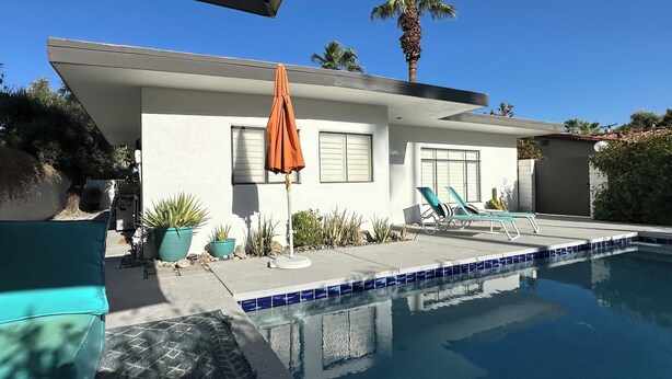 A modern house with a swimming pool, outdoor furniture, and potted plants. - Charming 3-bedroom house with AC and WiFi in Palm Springs (Palm Springs)