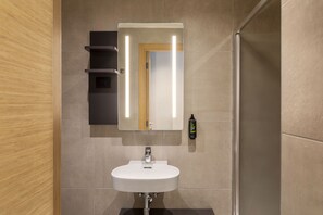 Standard Double Room | Bathroom - B&B HOTEL Como Baradello (Como)