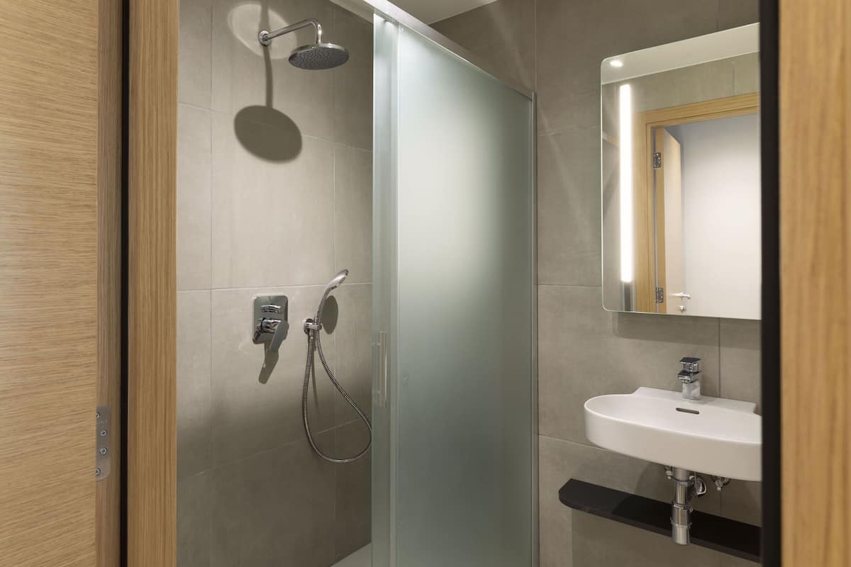 Standard Triple Room | Bathroom