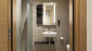 Standard Twin Room | Bathroom - B&B HOTEL Como Baradello (Como)