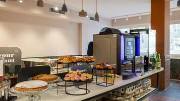 Tägliches Frühstücksbuffet (9.50 EUR pro Person)