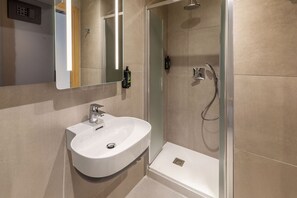 Standard Double Room | Bathroom - B&B HOTEL Como Baradello (Como)