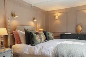 Departamento de lujo, 1 cama King size y sofá cama, cocina, vista a la ciudad | 1 habitación, cortinas blackout y tabla de planchar con plancha 