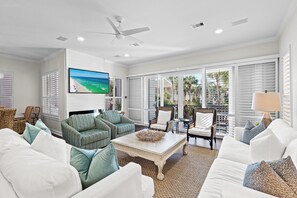 Smart TV, books - Close to Beach, Gated Community, Across from Community Pool and Hot Tub (Destin)