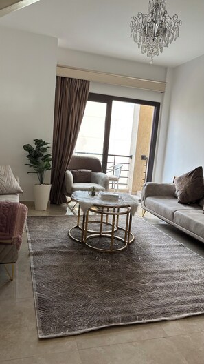 Smart TV - Spacious 3-bedroom apartment with AC and WiFi in charming Fifth Square AlMarasem (Fifth Square Al Marasem)