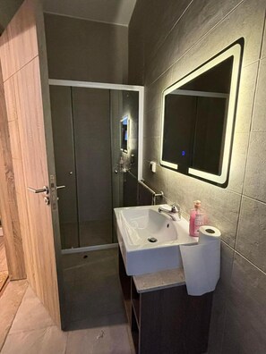 Jetted tub, hair dryer, bidet, towels