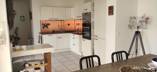 3-star villa, sleeps 8, pool near pond and beach, new on site 