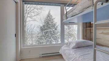 2 bedrooms, iron/ironing board, WiFi (free), bed sheets