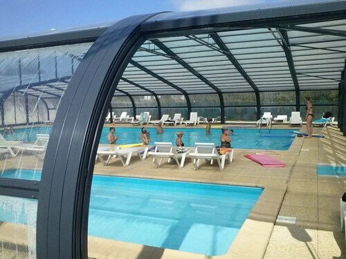 ZEcamping 3 étoiles piscine couverte cabane BBQ 10m2