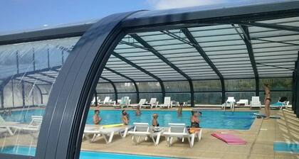 ZEcamping 3 étoiles piscine couverte cabane BBQ 10m2