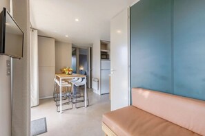 TV, ping pong - ZEcamping 3* piscine couverte dog friendly locatif TV LV BBQ 33m2 (Talmont-Saint-Hilaire)
