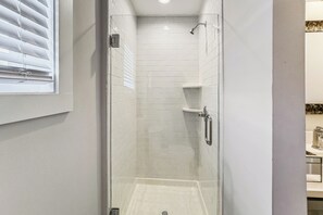 Douche, sèche-cheveux, serviettes fournies, savon