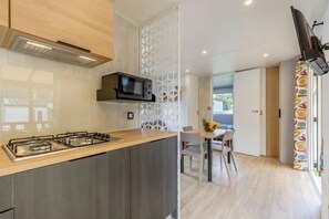 Fridge, microwave, stovetop