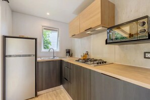 Fridge, microwave, stovetop