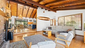 TV, fireplace - 93 Montague Ave Kianga (Kianga)