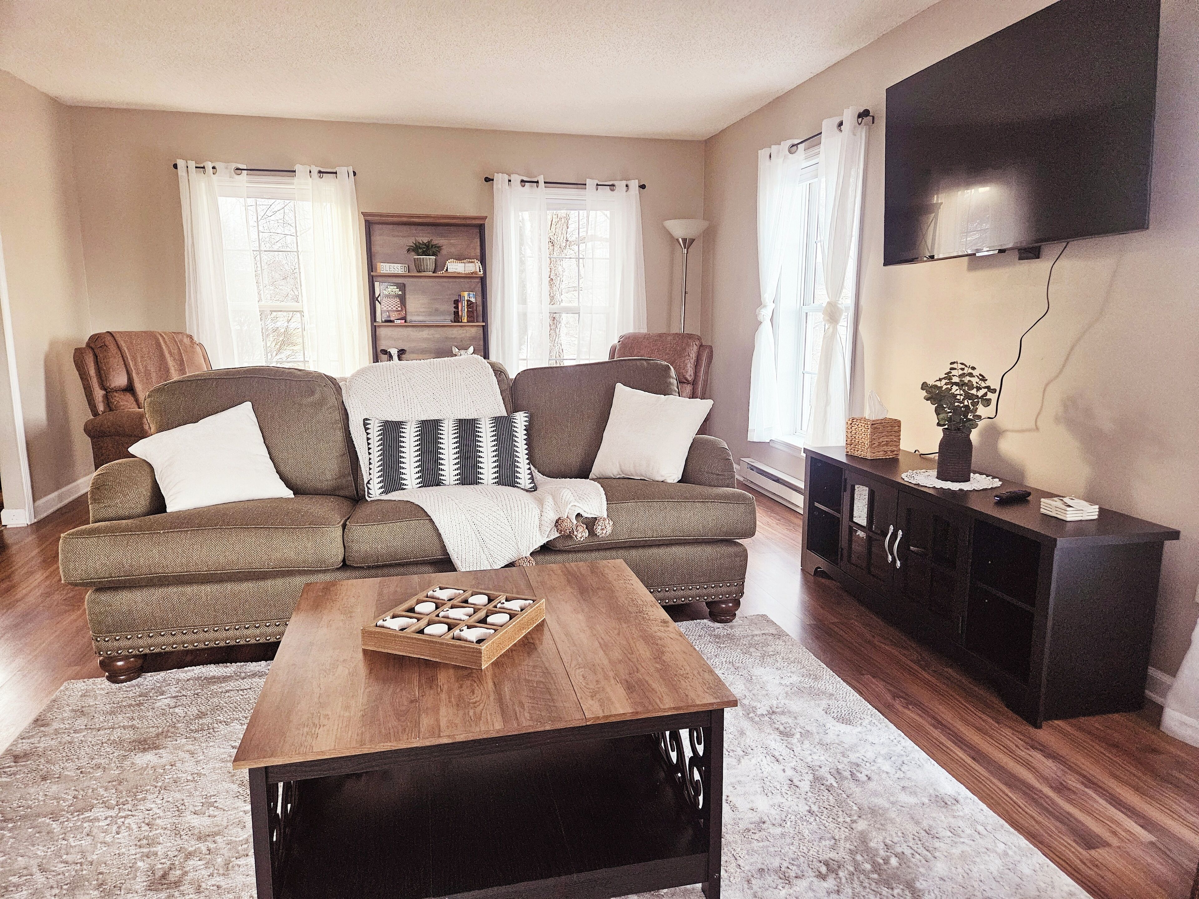 Smart TV, chimenea y libros 